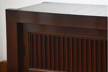 アンティーク家具　古民具・骨董 縦桟引き戸!モダンな時代箪笥ローボード(テレビボード、水屋箪笥、テレビ台、キャビネット、収納棚)