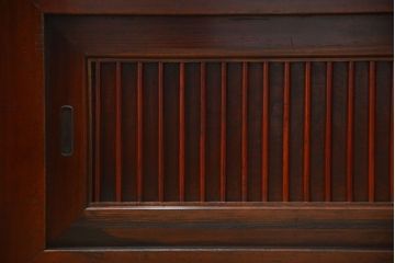 アンティーク家具　古民具・骨董 縦桟引き戸!モダンな時代箪笥ローボード(テレビボード、水屋箪笥、テレビ台、キャビネット、収納棚)