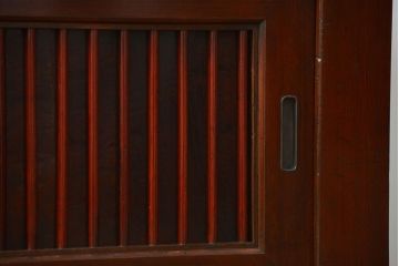 アンティーク家具　古民具・骨董 縦桟引き戸!モダンな時代箪笥ローボード(テレビボード、水屋箪笥、テレビ台、キャビネット、収納棚)