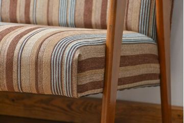 レトロ家具　アンティーク　かわいいストライプ模様のレトロな2.5人掛けソファ(ベンチ)