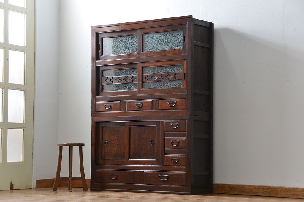 アンティーク家具　前面欅材でつくられた歴史ある四尺水屋箪笥(食器棚)