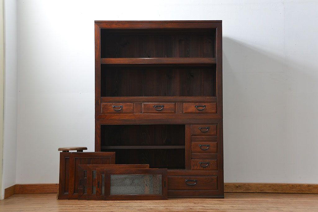 アンティーク家具　前面欅材でつくられた歴史ある四尺水屋箪笥(食器棚)