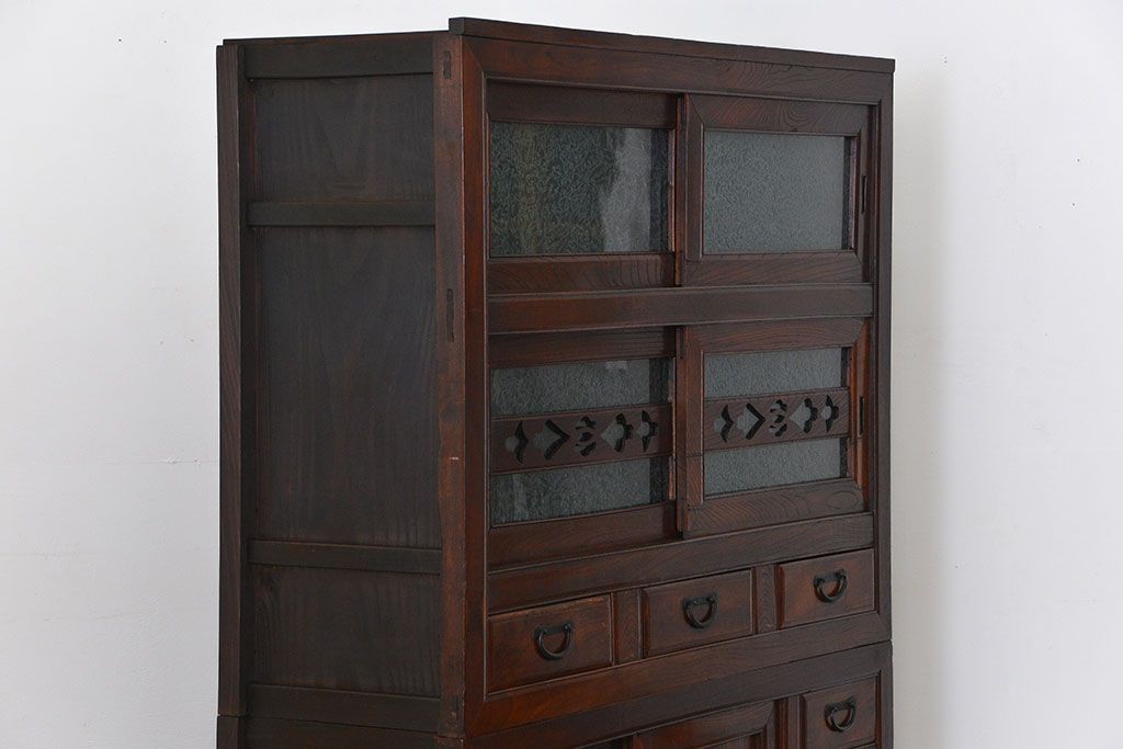 アンティーク家具　前面欅材でつくられた歴史ある四尺水屋箪笥(食器棚)