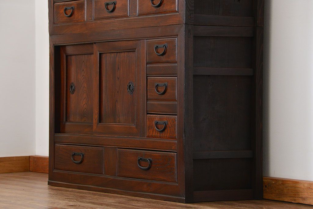 アンティーク家具　前面欅材でつくられた歴史ある四尺水屋箪笥(食器棚)