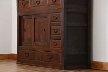 アンティーク家具　前面欅材でつくられた歴史ある四尺水屋箪笥(食器棚)