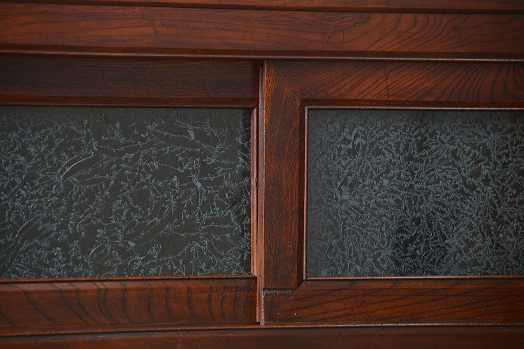 アンティーク家具　前面欅材でつくられた歴史ある四尺水屋箪笥(食器棚)