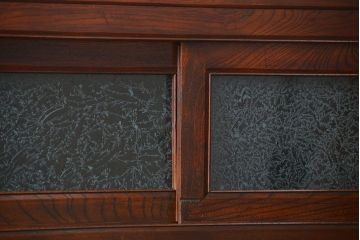 アンティーク家具　前面欅材でつくられた歴史ある四尺水屋箪笥(食器棚)