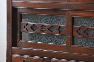 アンティーク家具　前面欅材でつくられた歴史ある四尺水屋箪笥(食器棚)