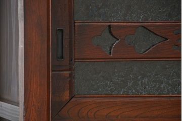 アンティーク家具　前面欅材でつくられた歴史ある四尺水屋箪笥(食器棚)