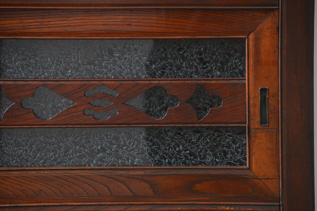 アンティーク家具　前面欅材でつくられた歴史ある四尺水屋箪笥(食器棚)