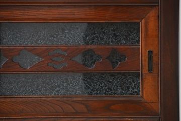 アンティーク家具　前面欅材でつくられた歴史ある四尺水屋箪笥(食器棚)