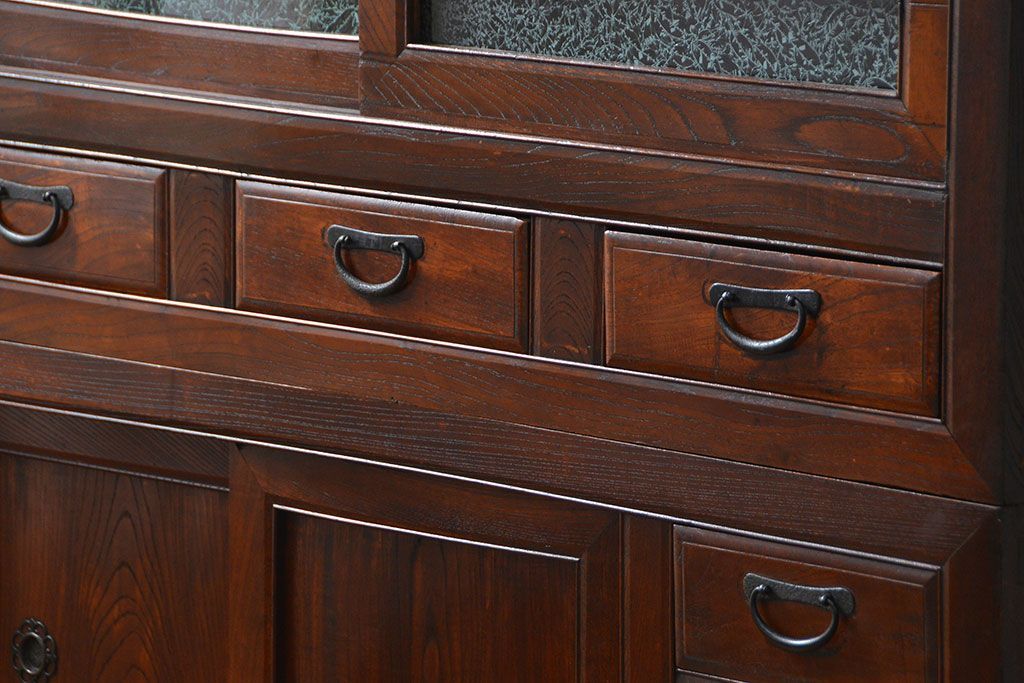 アンティーク家具　前面欅材でつくられた歴史ある四尺水屋箪笥(食器棚)