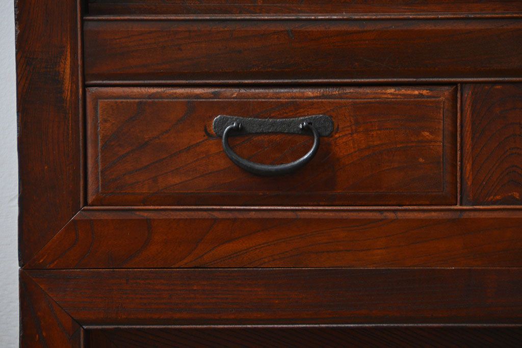 アンティーク家具　前面欅材でつくられた歴史ある四尺水屋箪笥(食器棚)