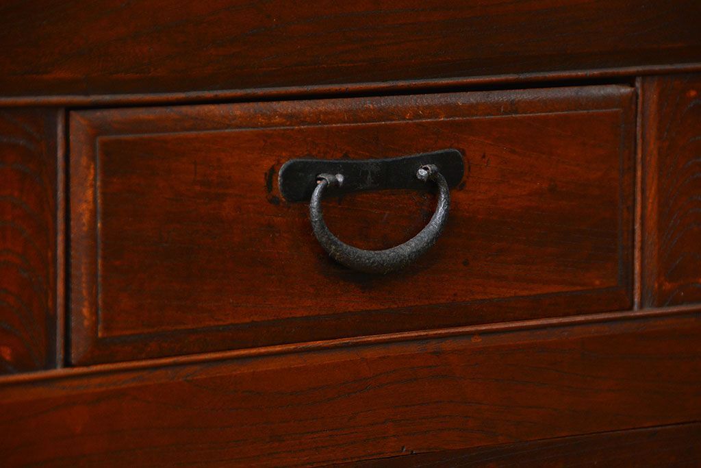 アンティーク家具　前面欅材でつくられた歴史ある四尺水屋箪笥(食器棚)