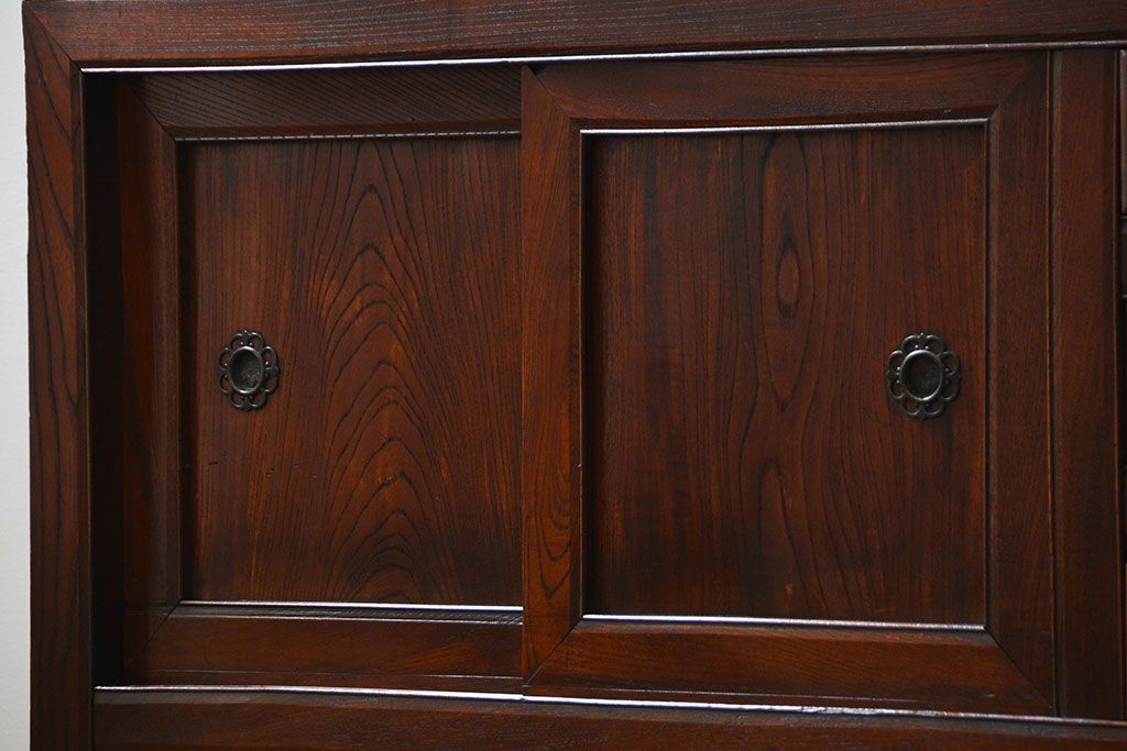 アンティーク家具　前面欅材でつくられた歴史ある四尺水屋箪笥(食器棚)