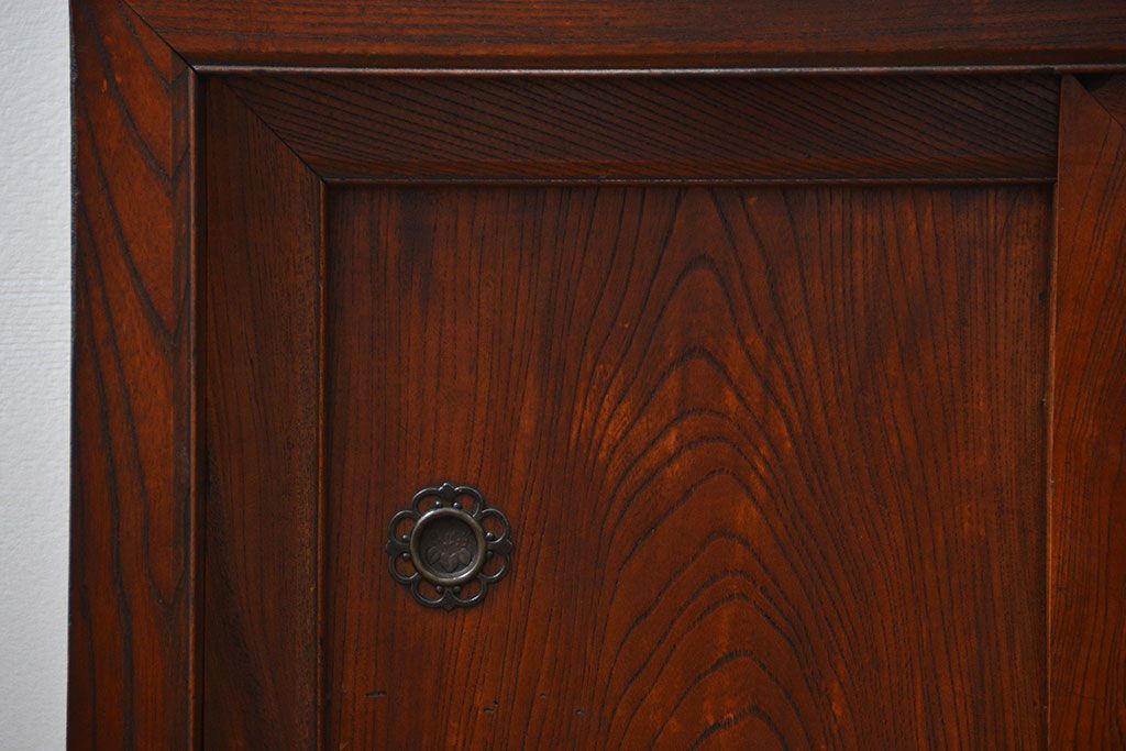 アンティーク家具　前面欅材でつくられた歴史ある四尺水屋箪笥(食器棚)