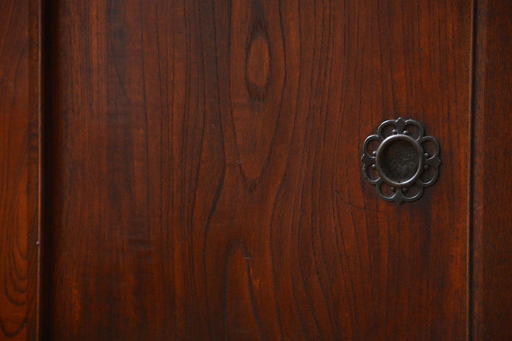 アンティーク家具　前面欅材でつくられた歴史ある四尺水屋箪笥(食器棚)