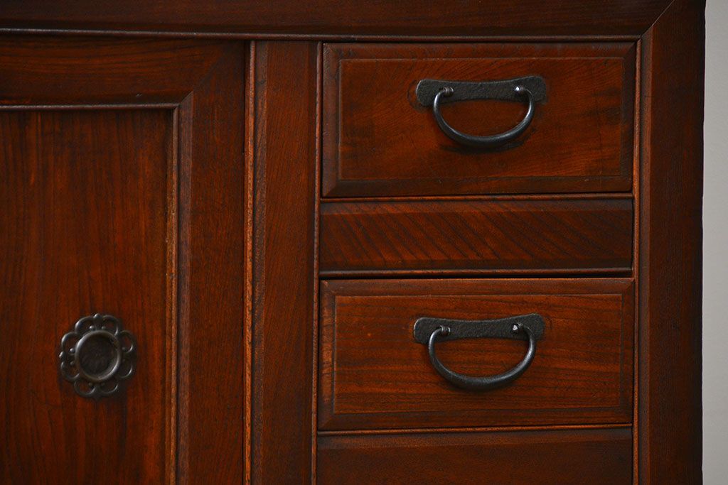 アンティーク家具　前面欅材でつくられた歴史ある四尺水屋箪笥(食器棚)