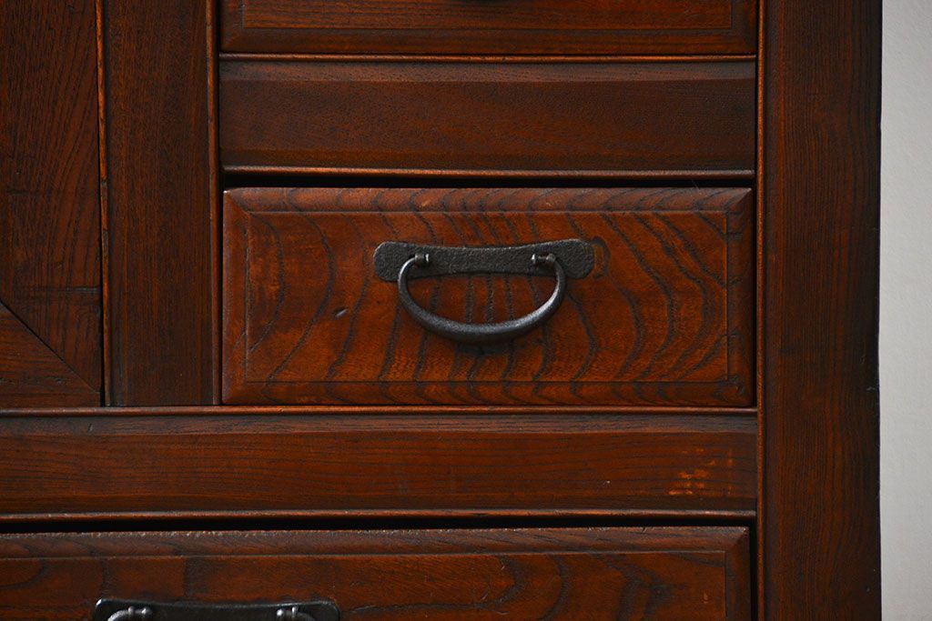 アンティーク家具　前面欅材でつくられた歴史ある四尺水屋箪笥(食器棚)