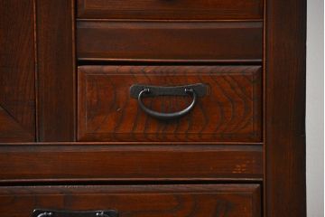 アンティーク家具　前面欅材でつくられた歴史ある四尺水屋箪笥(食器棚)