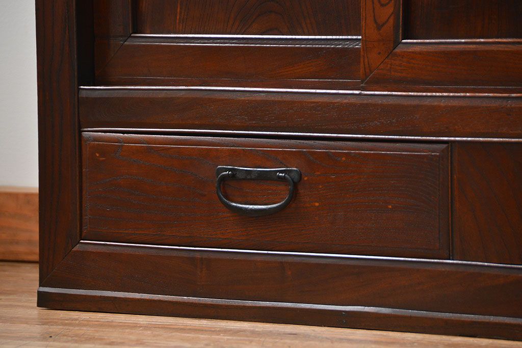 アンティーク家具　前面欅材でつくられた歴史ある四尺水屋箪笥(食器棚)