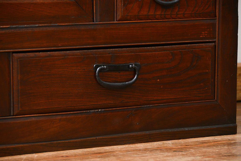 アンティーク家具　前面欅材でつくられた歴史ある四尺水屋箪笥(食器棚)