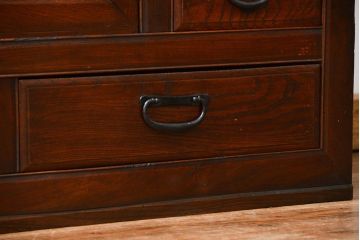 アンティーク家具　前面欅材でつくられた歴史ある四尺水屋箪笥(食器棚)