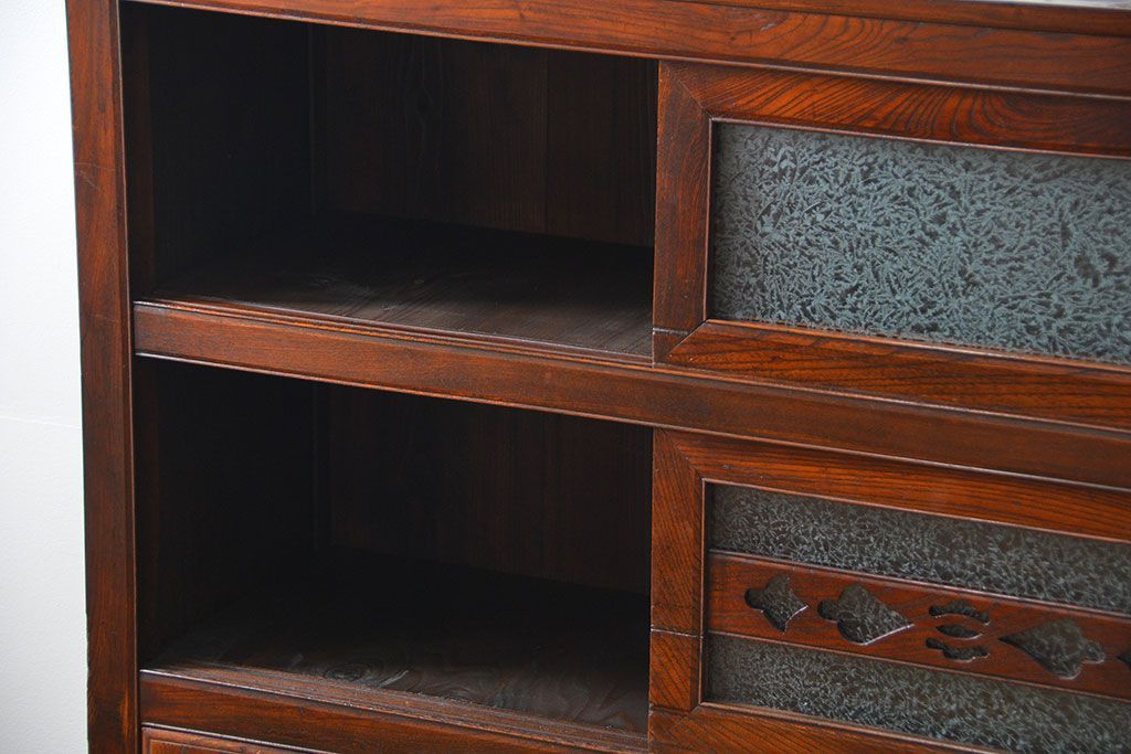 アンティーク家具　前面欅材でつくられた歴史ある四尺水屋箪笥(食器棚)