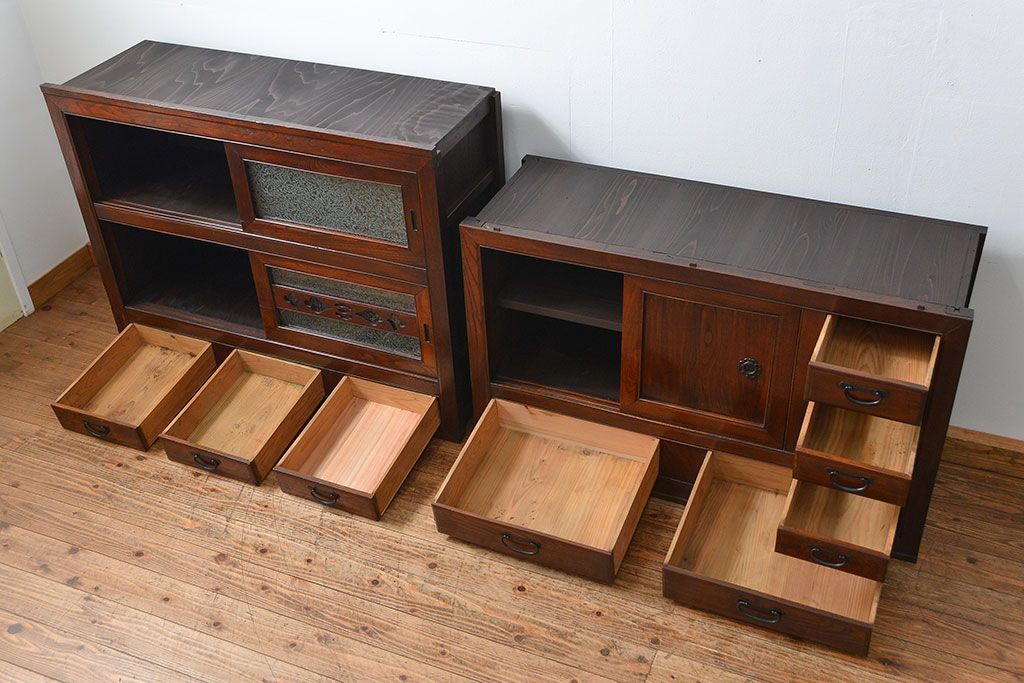 アンティーク家具　前面欅材でつくられた歴史ある四尺水屋箪笥(食器棚)