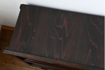 アンティーク家具　前面欅材でつくられた歴史ある四尺水屋箪笥(食器棚)