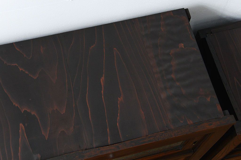 アンティーク家具　前面欅材でつくられた歴史ある四尺水屋箪笥(食器棚)