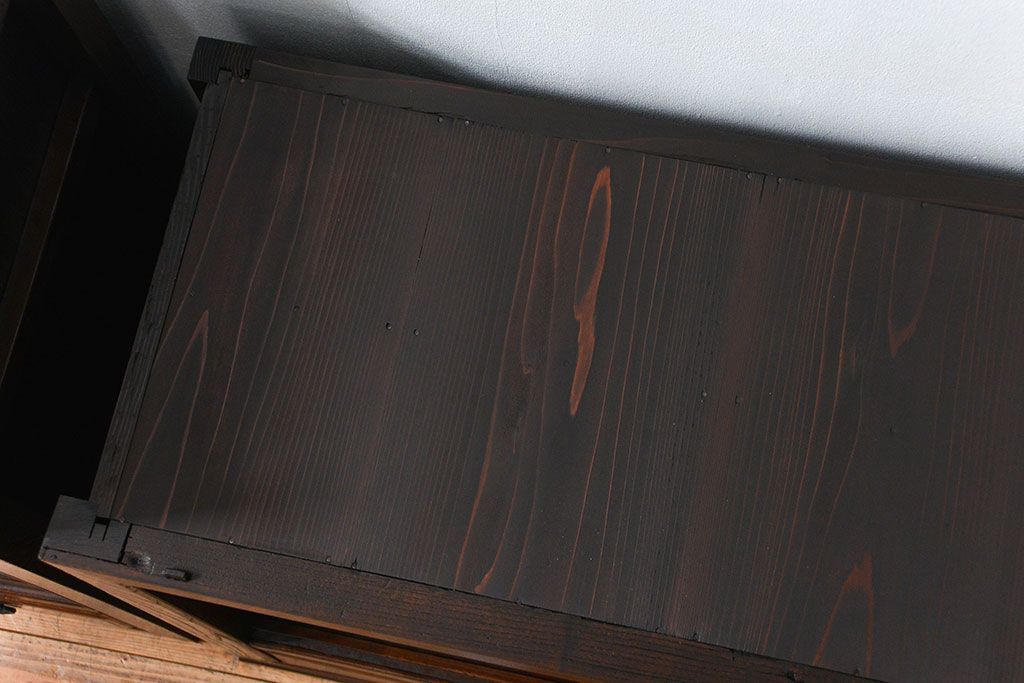 アンティーク家具　前面欅材でつくられた歴史ある四尺水屋箪笥(食器棚)