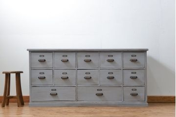 アンティーク家具　アンティークペイント ネームプレート付きの13杯引き出しチェスト(ドロワー)