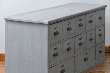 アンティーク家具　アンティークペイント ネームプレート付きの13杯引き出しチェスト(ドロワー)