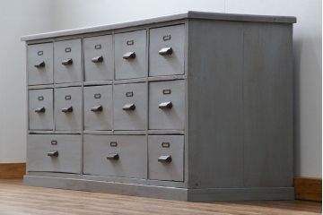 アンティーク家具　アンティークペイント ネームプレート付きの13杯引き出しチェスト(ドロワー)