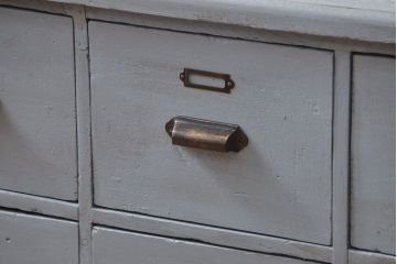 アンティーク家具　アンティークペイント ネームプレート付きの13杯引き出しチェスト(ドロワー)