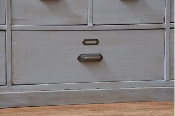 アンティーク家具　アンティークペイント ネームプレート付きの13杯引き出しチェスト(ドロワー)