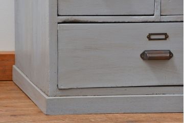 アンティーク家具　アンティークペイント ネームプレート付きの13杯引き出しチェスト(ドロワー)