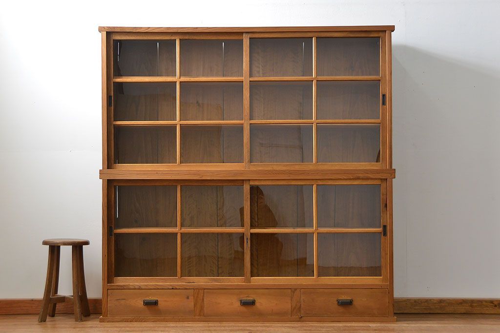 アンティーク家具 アンティーク 古い木味の繊細な薄型収納棚(ガラスケース、飾り棚、戸棚)