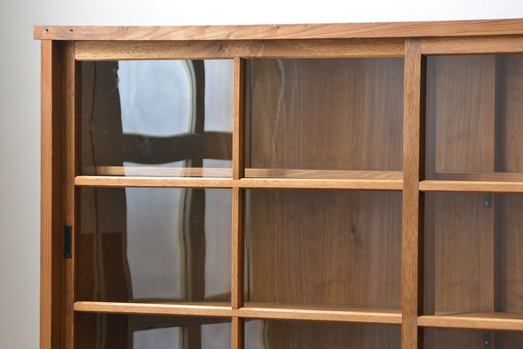 アンティーク家具 アンティーク 古い木味の繊細な薄型収納棚(ガラスケース、飾り棚、戸棚)