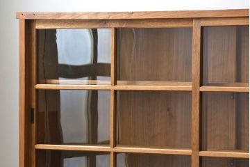 アンティーク家具 アンティーク 古い木味の繊細な薄型収納棚(ガラスケース、飾り棚、戸棚)