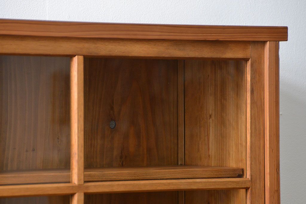 アンティーク家具 アンティーク 古い木味の繊細な薄型収納棚(ガラスケース、飾り棚、戸棚)