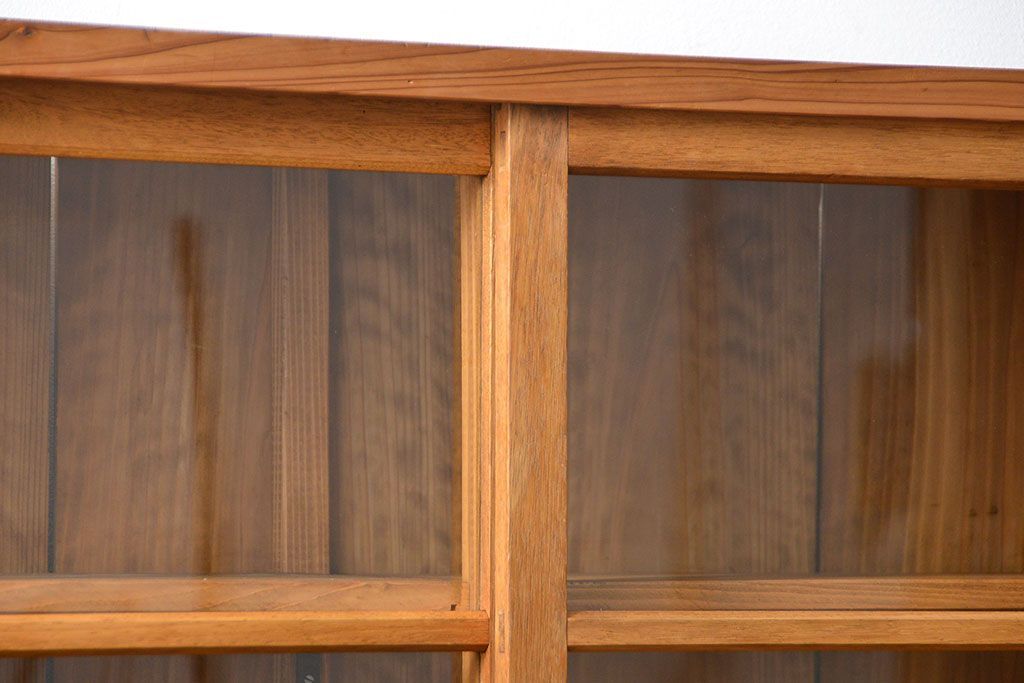 アンティーク家具 アンティーク 古い木味の繊細な薄型収納棚(ガラスケース、飾り棚、戸棚)