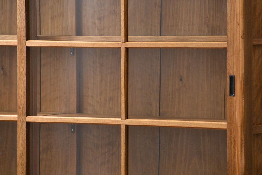 アンティーク家具 アンティーク 古い木味の繊細な薄型収納棚(ガラスケース、飾り棚、戸棚)