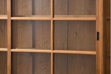 アンティーク家具 アンティーク 古い木味の繊細な薄型収納棚(ガラスケース、飾り棚、戸棚)