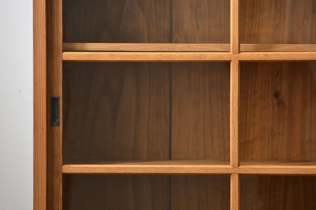 アンティーク家具 アンティーク 古い木味の繊細な薄型収納棚(ガラスケース、飾り棚、戸棚)