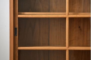 アンティーク家具 アンティーク 古い木味の繊細な薄型収納棚(ガラスケース、飾り棚、戸棚)