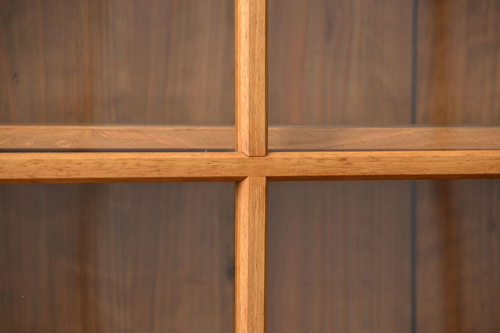 アンティーク家具 アンティーク 古い木味の繊細な薄型収納棚(ガラスケース、飾り棚、戸棚)