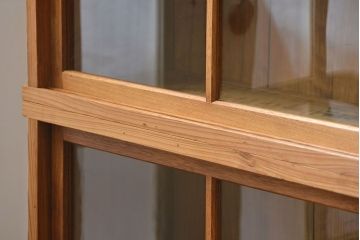 アンティーク家具 アンティーク 古い木味の繊細な薄型収納棚(ガラスケース、飾り棚、戸棚)