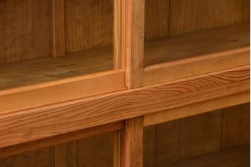 アンティーク家具 アンティーク 古い木味の繊細な薄型収納棚(ガラスケース、飾り棚、戸棚)